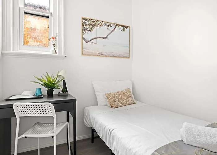 Rustic Single Room - Centrally Located - Shared Bathroom