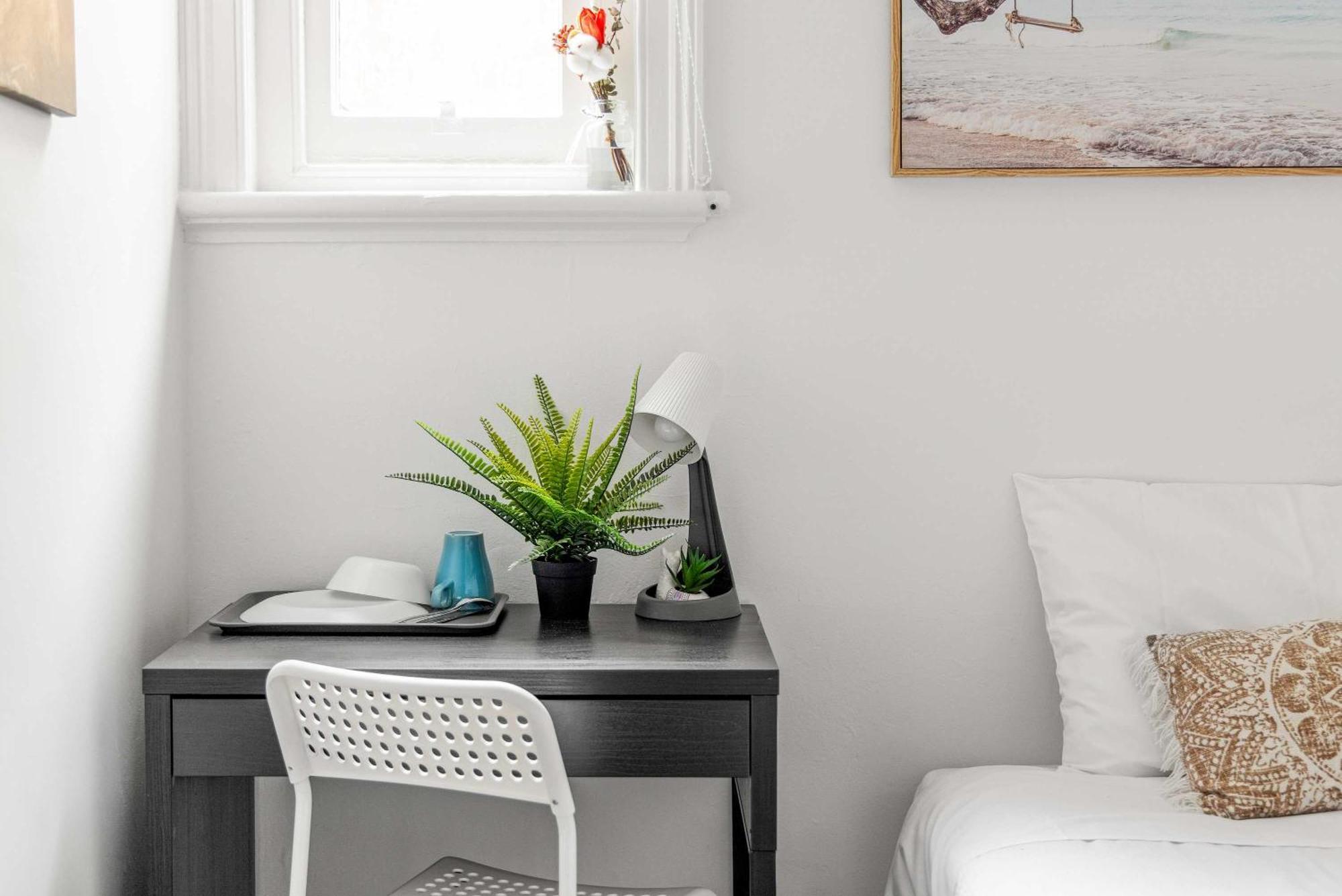 Rustic Single - Centrally Located - Shared Bathroom Guest house
