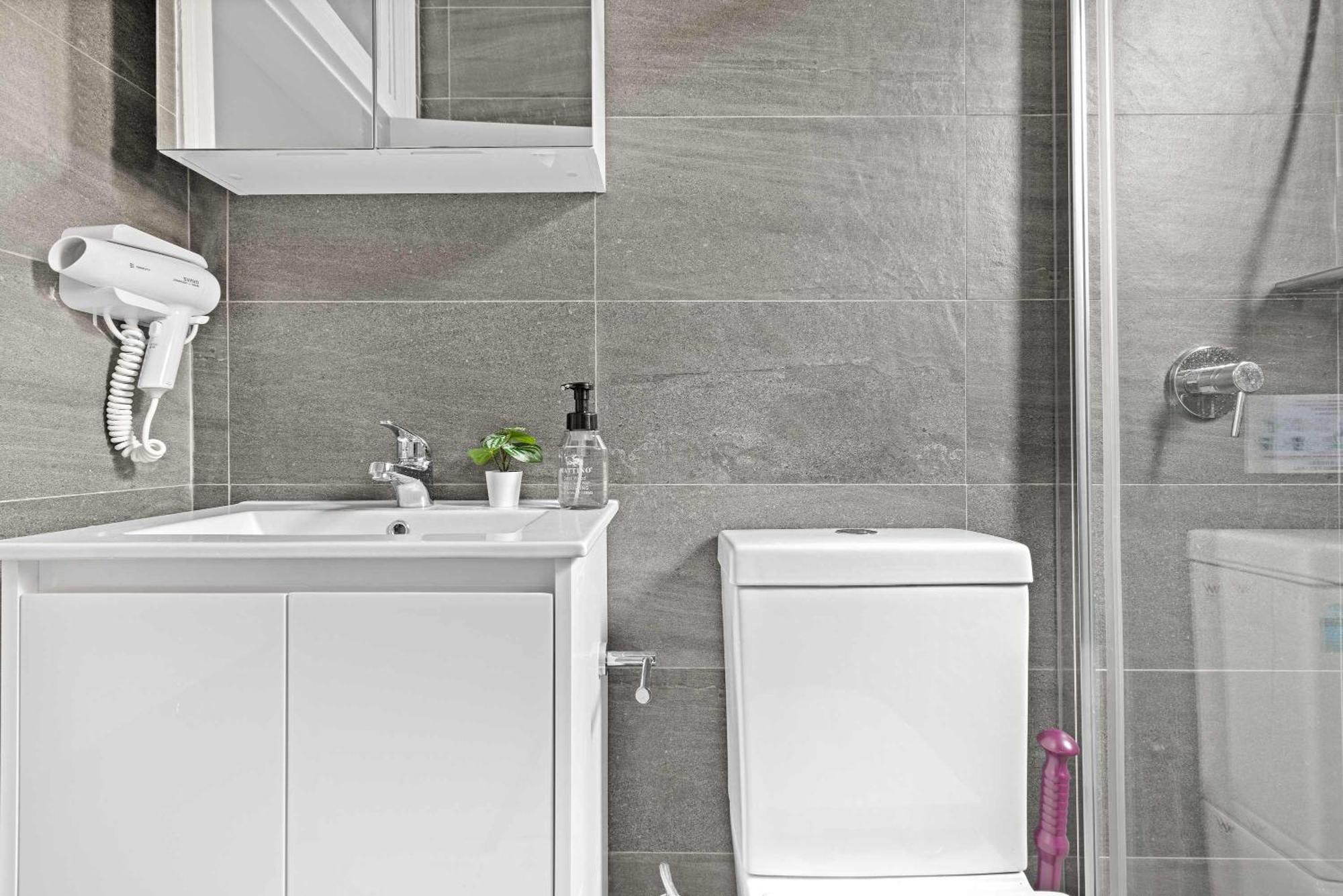 Rustic Single - Centrally Located - Shared Bathroom Guest house