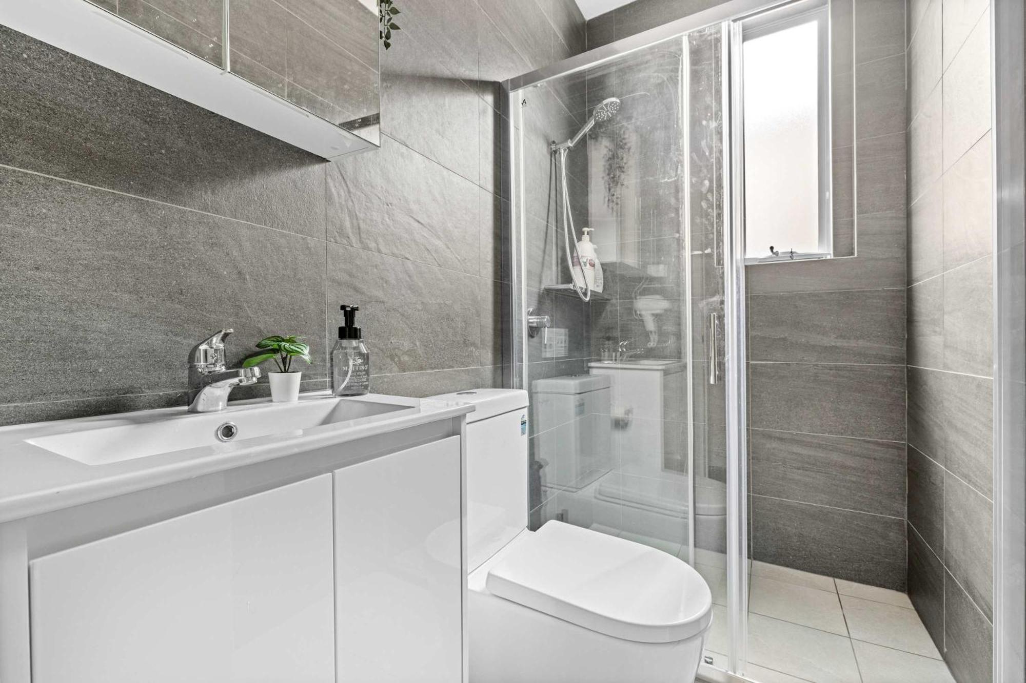 Guest house Rustic Single - Centrally Located - Shared Bathroom *